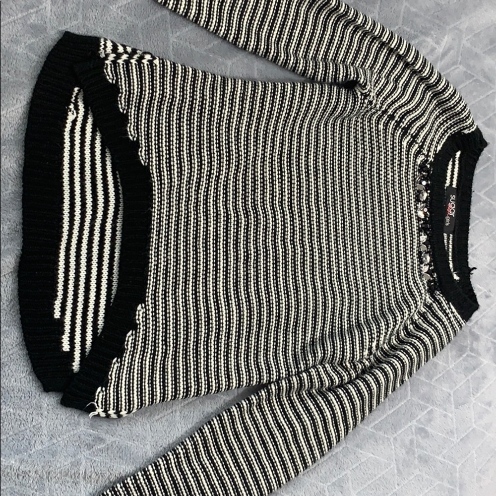 Amazing black and white long sleeve woven sweater!